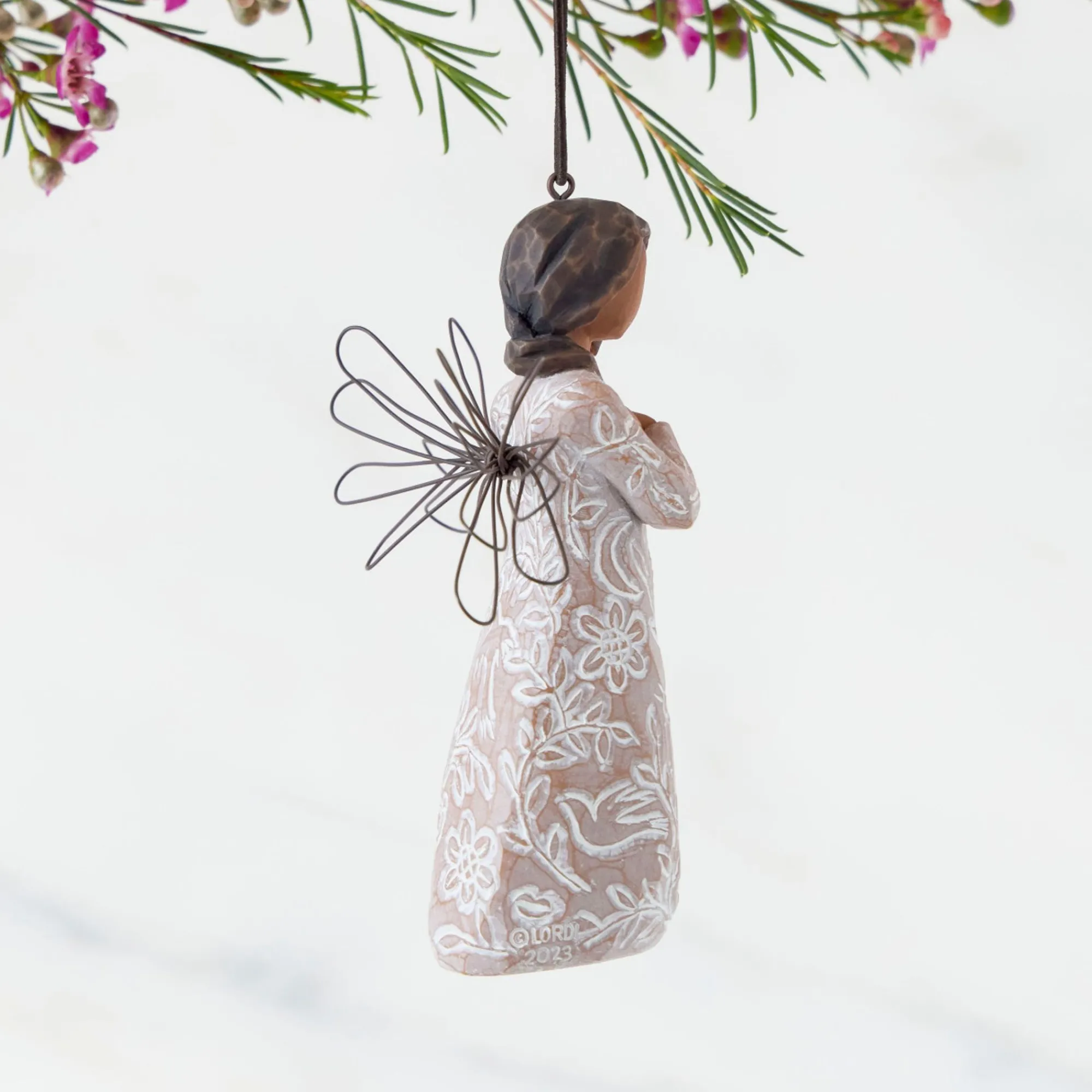 remembrance_darker_skin_o_3.webp Willow Tree Christmas | Remembrance (Darker Skin) Ornament